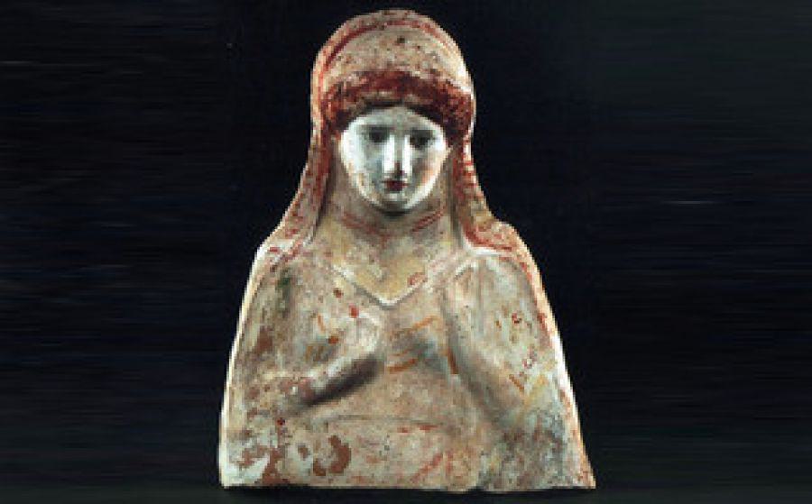 Εντυπωσιακή γυναικεία προτομή στο αρχαιολογικό Μουσείο Αμφίπολης