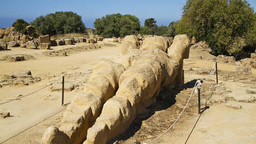 Σικελία: Αναστηλώθηκε το κολοσσιαίο άγαλμα του Άτλαντα που ήταν θαμμένο για αιώνες σε αρχαία ερείπια