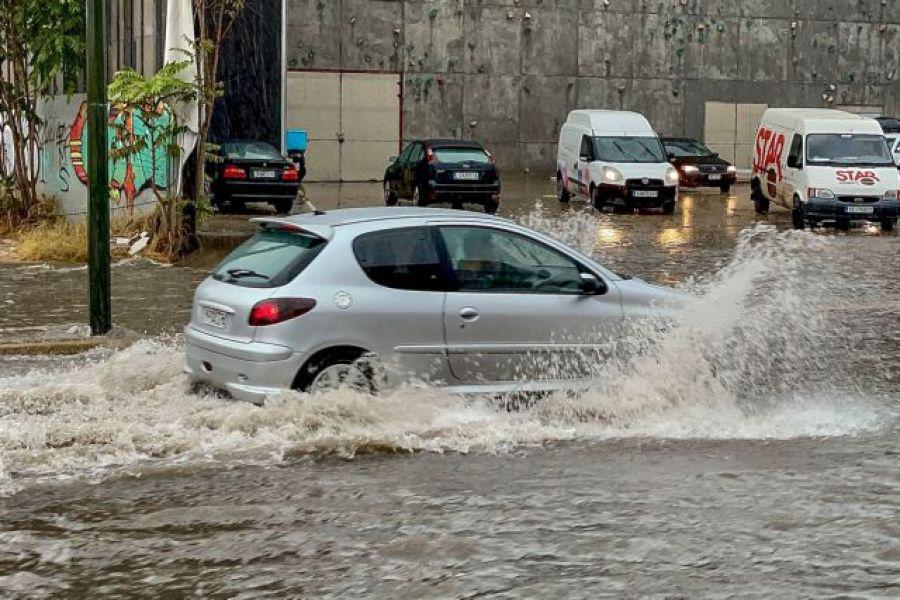 Αττική: Έκλεισαν δρόμοι, εγκλωβίστηκαν οδηγοί – Πλημμύρισαν σπίτια και καταστήματα