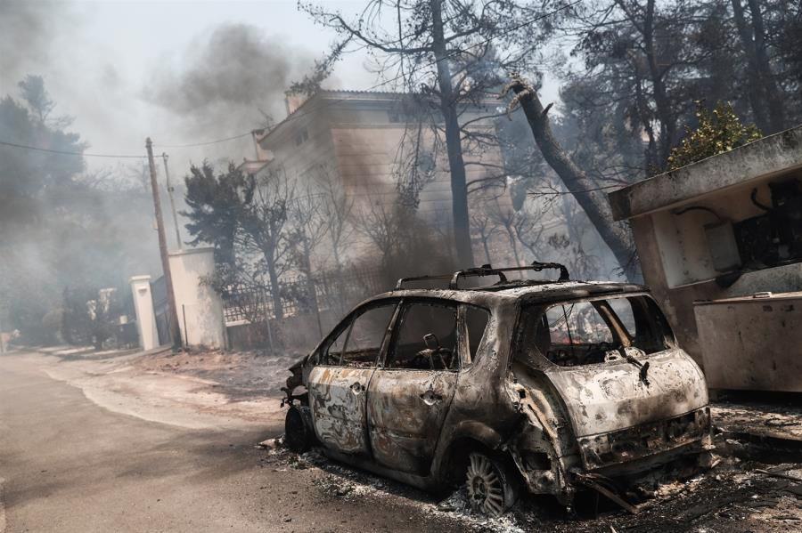 Φωτιά στη Σταμάτα: Στις φλόγες σπίτια και αυτοκίνητα - Η πυρκαγιά κατευθύνεται προς Διόνυσο